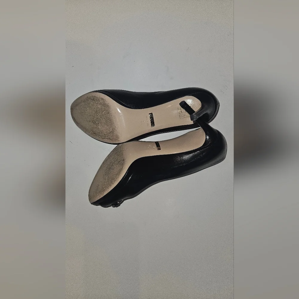 Gucci Black Flats with Gold Detailing - Picture 5 of 7